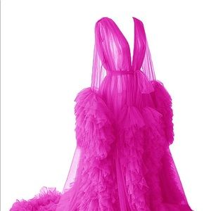 V neckline silk luxurious tulle fabric worn once for her sweet 16 photo shoot